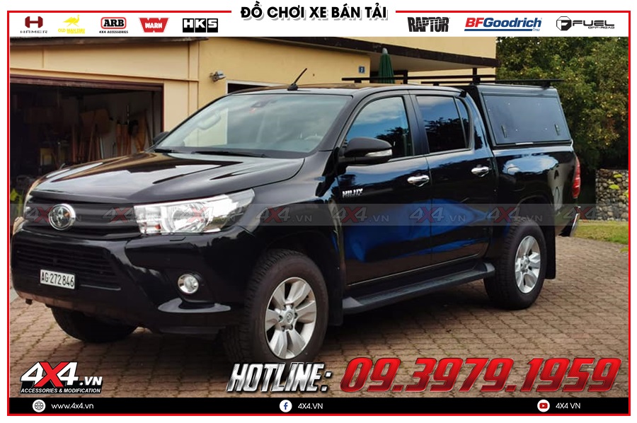 Dán phim cách nhiệt xe Toyota Hilux cực ngầu ở gara độ 4x4